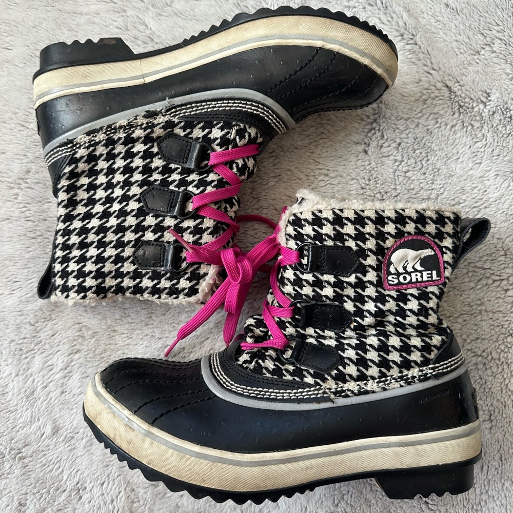 Sorel women’s Black and White Boots with Pink Laces